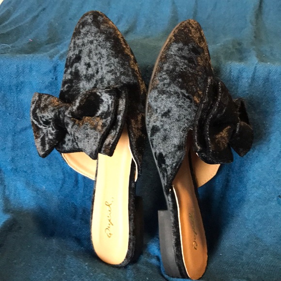 Qupid Shoes - NWOT Qupid fancy flats. Velvet w/ double bow. 8